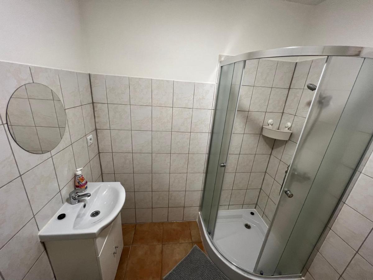 Jo Minosegu Lakasok Kivalo Kozlekedes Mellett Apartment