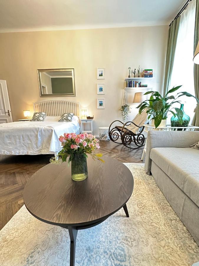 The Spot With Chair - Cozy Space Near Danube Lägenhet *