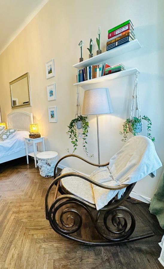 The Spot With Chair - Cozy Space Near Danube Lägenhet *