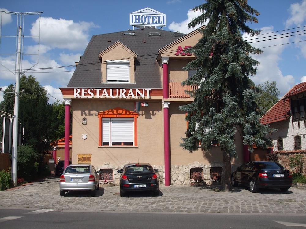 Attila Y Restaurante 2*