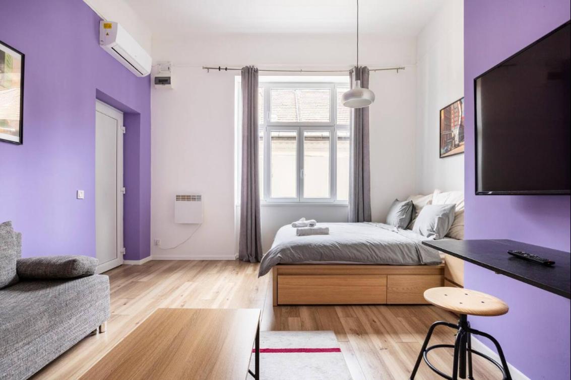Stylish Purple In Heart Of Apartmán Budapest