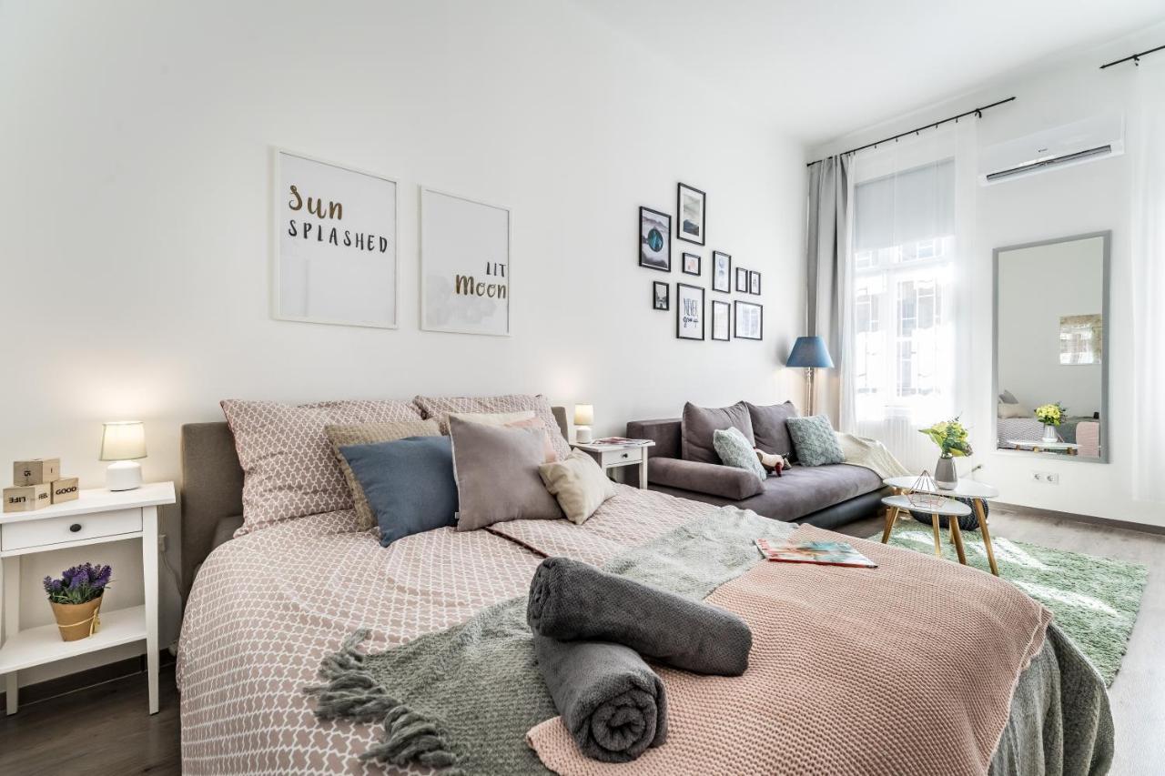 Apartment Sun-splashed Retreat In The Heart Of A Vibrant Quarter Budapest
