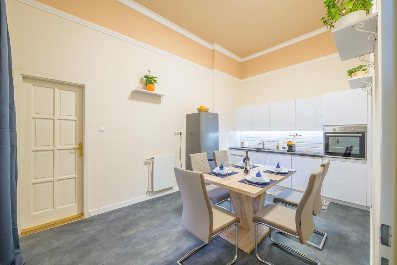 Seasons La Famiglia Apartment *