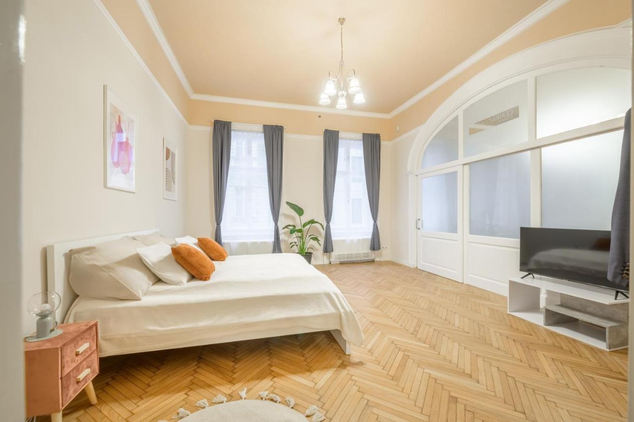 Seasons La Famiglia * Budapešť