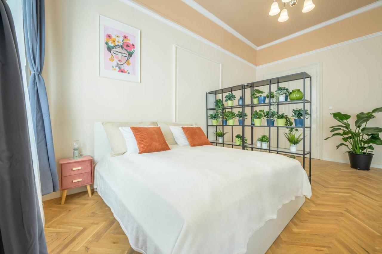 Seasons La Famiglia Budapest