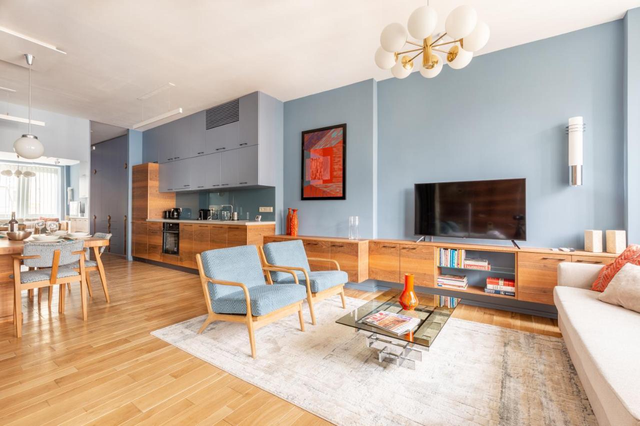 Bauhaus Luxury 2-bedroom In The Absolute Center