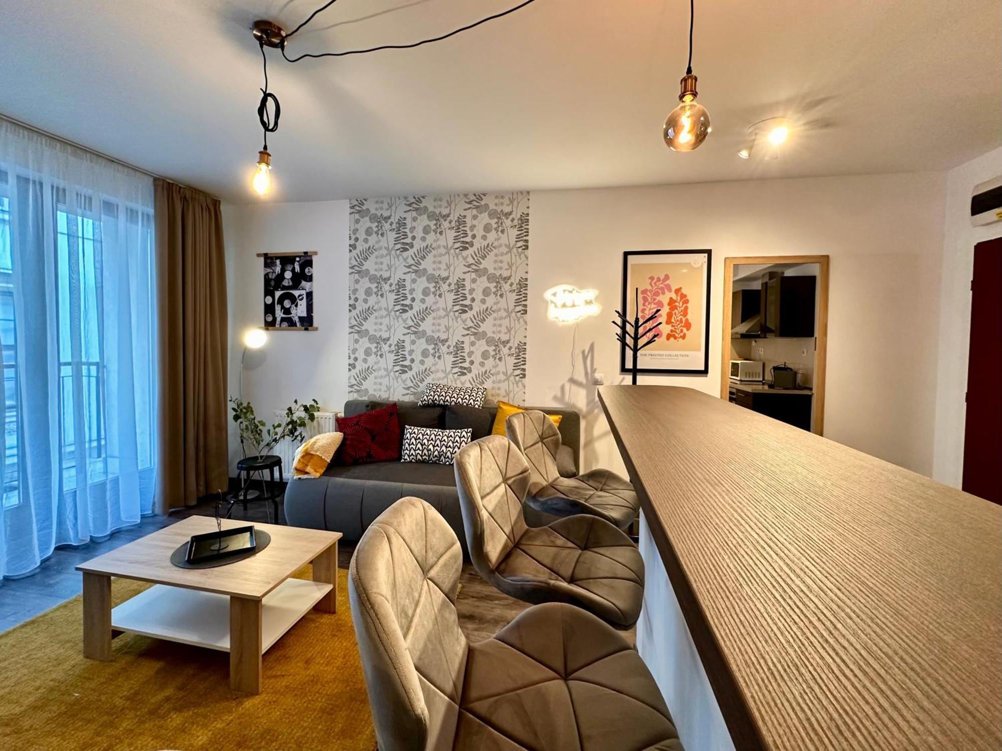 Vinyl Gozsdu Apartment *