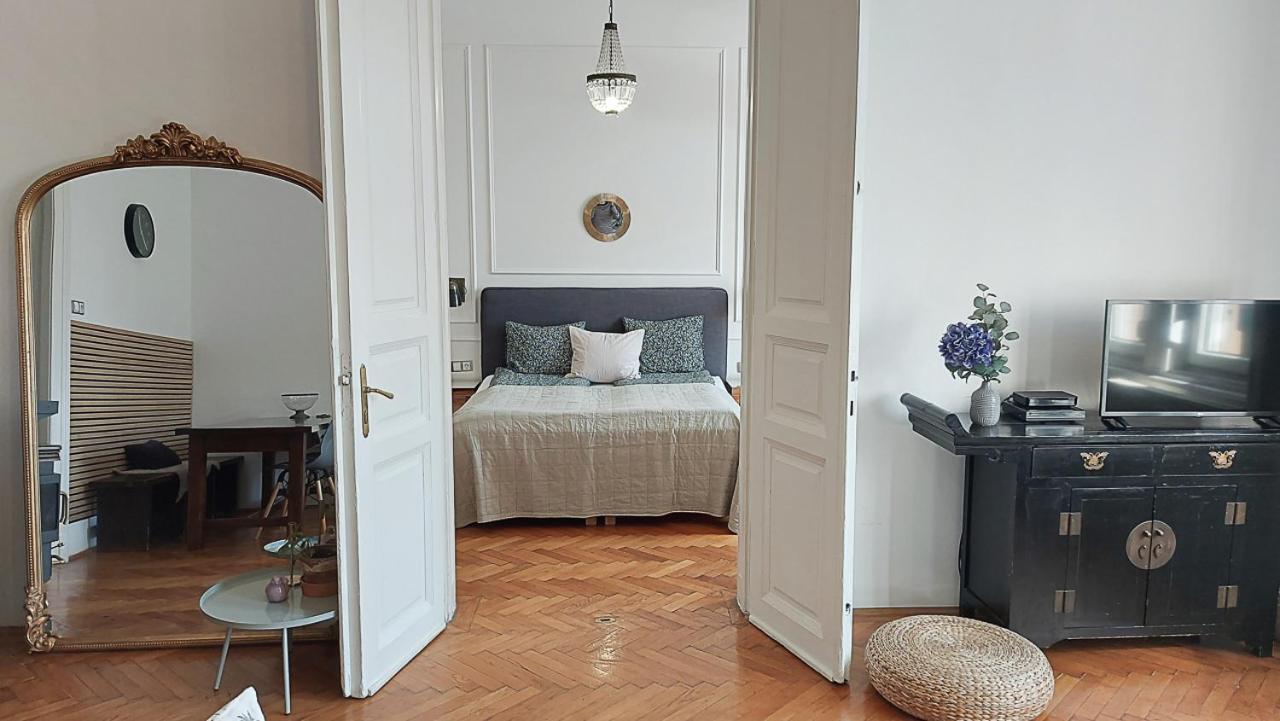 Lejlighed Classic Elegance With Synagogue View By Astoria