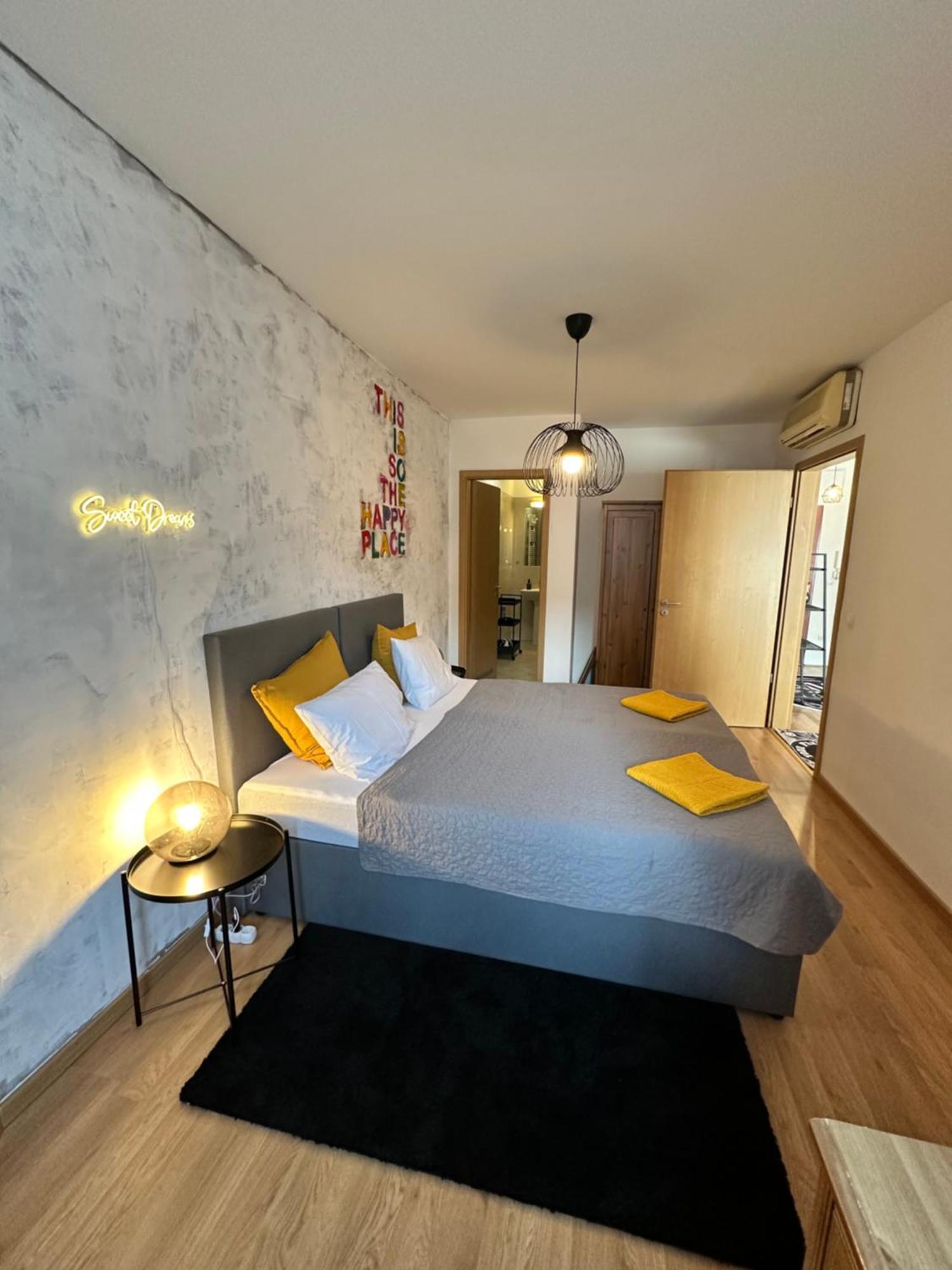 Vinyl Gozsdu Apartment