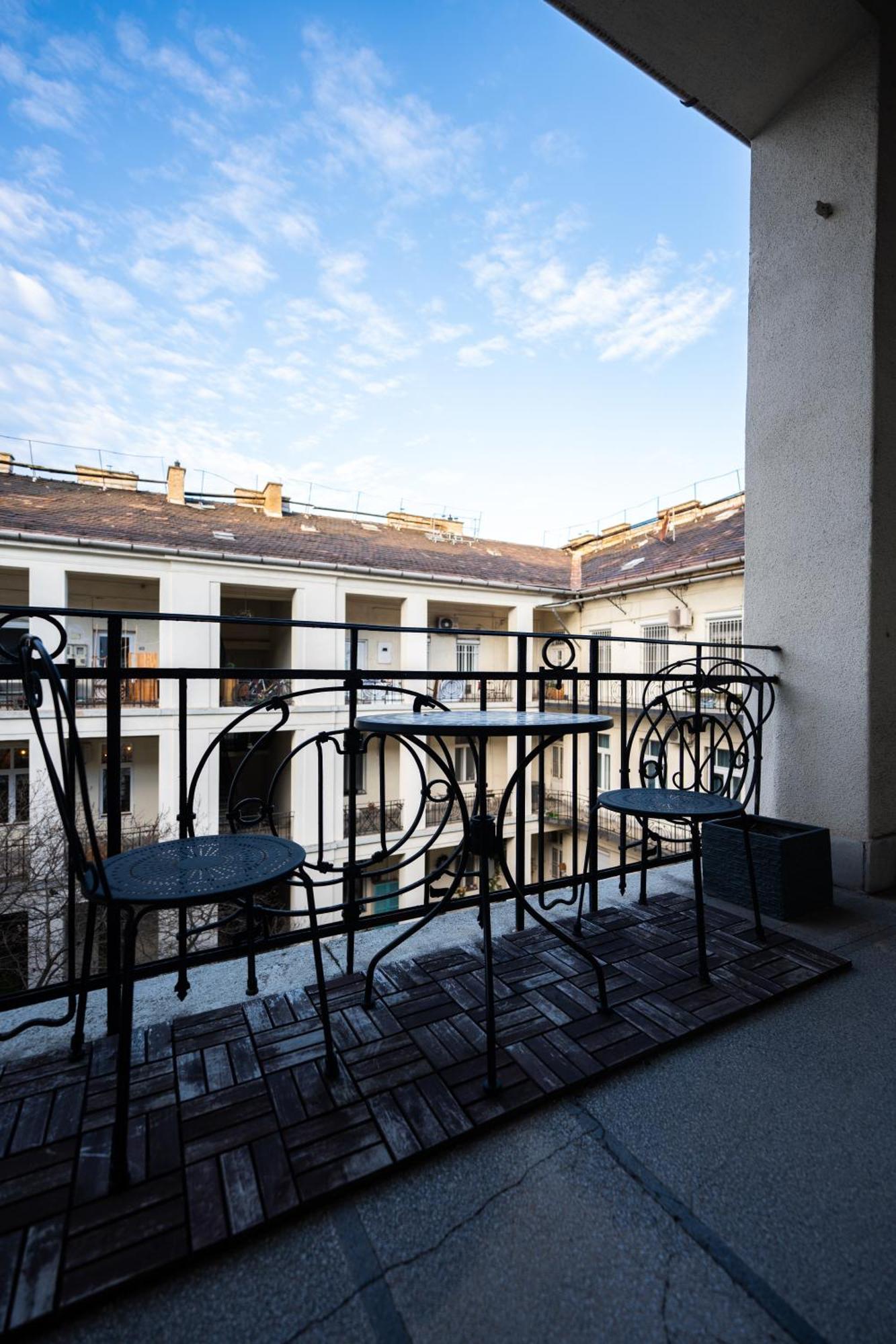 Modern, Design Lakas A Margit-sziget Mellett