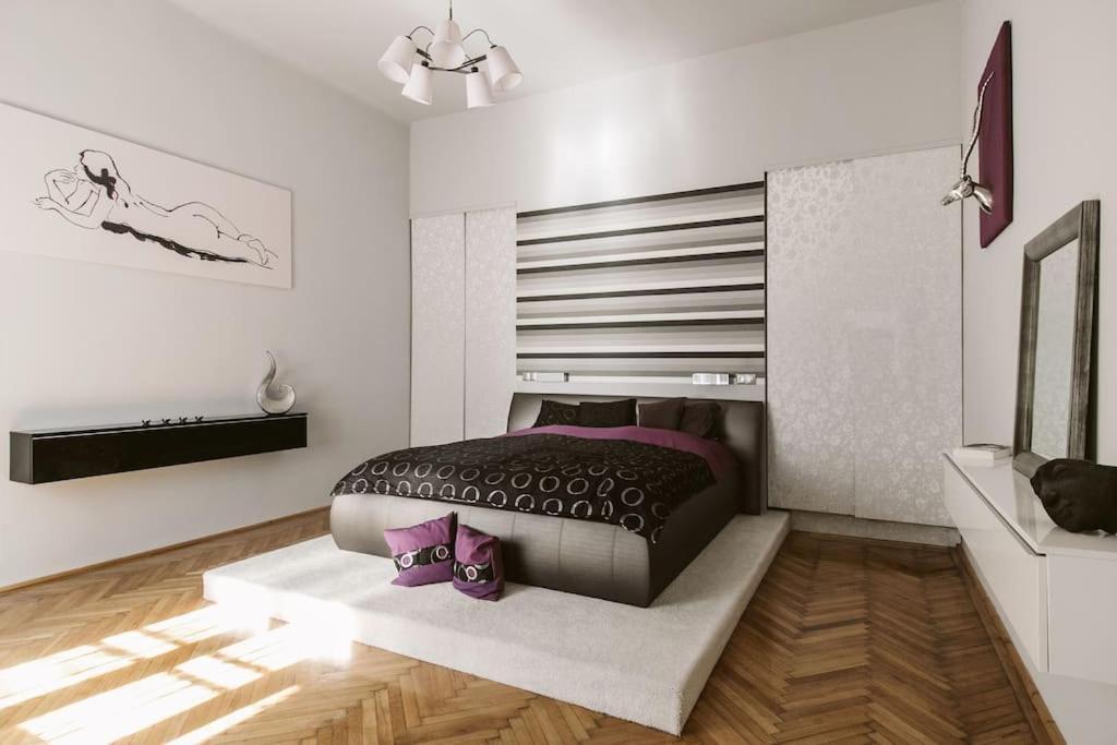 Lovely Purplish Heart Of The Appartement
