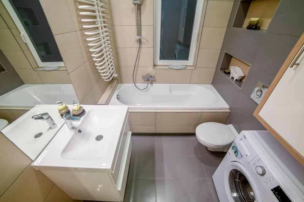 Apartmán 4 Seasons Of Love - Luxury 3-bedroom City *