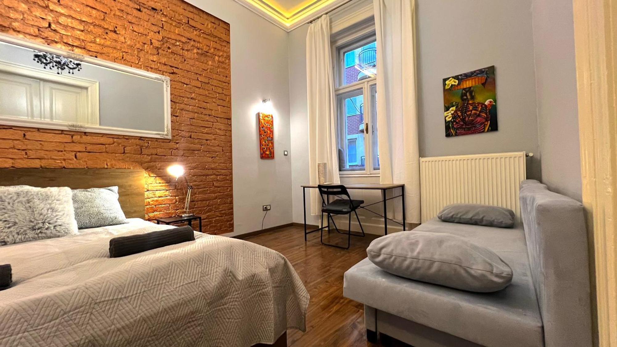 V6 By Small Apartment *