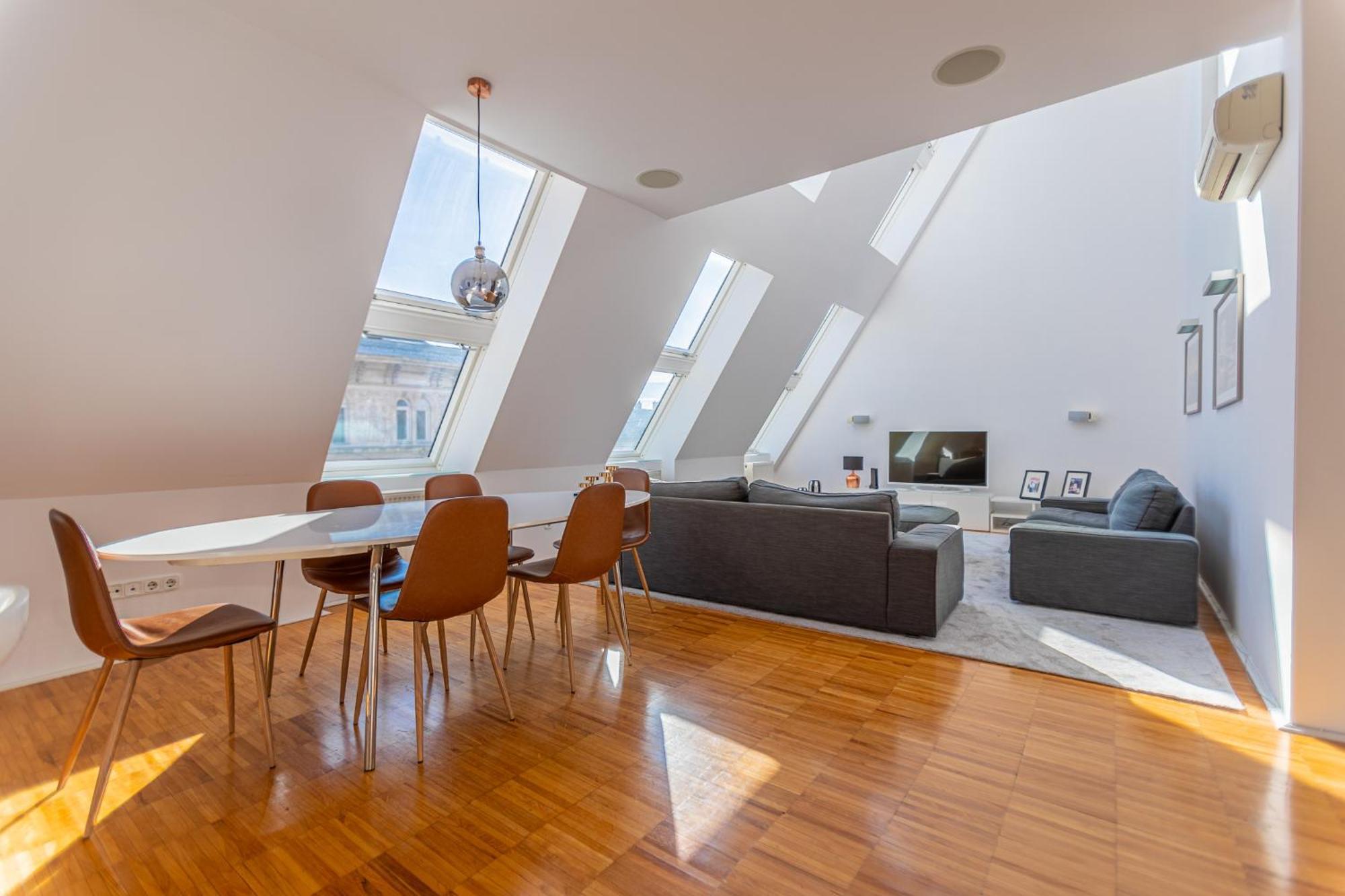 Modern Penthouse Private Terrace Jacuzzi Apartment *