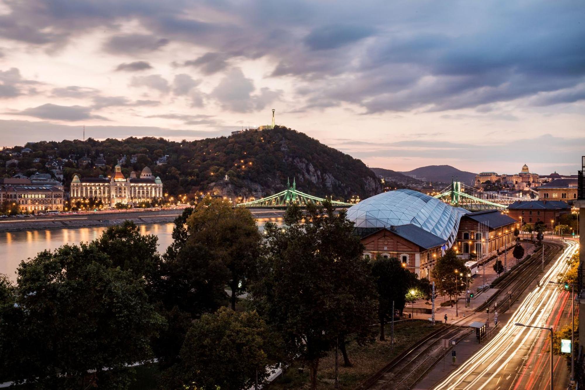 Luxurious Danubeside For 6 * Budapest