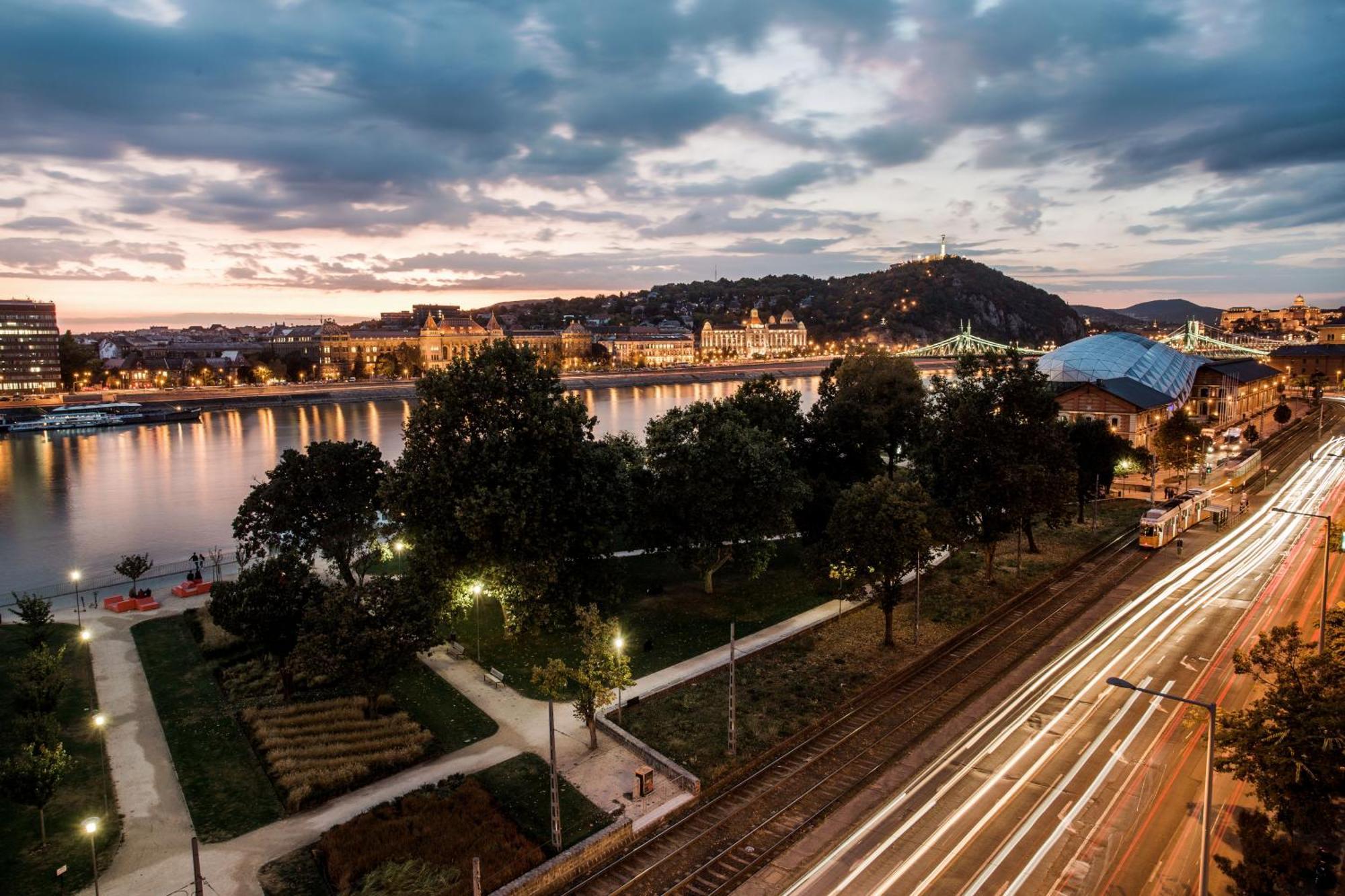 Luxurious Danubeside For 6 Budapest