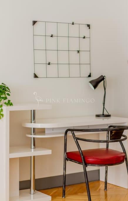Pink Flamingo : Central Base Apartment *