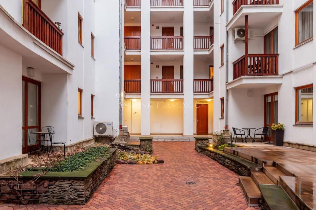 Pink Flamingo : Leo Lane Getaway *