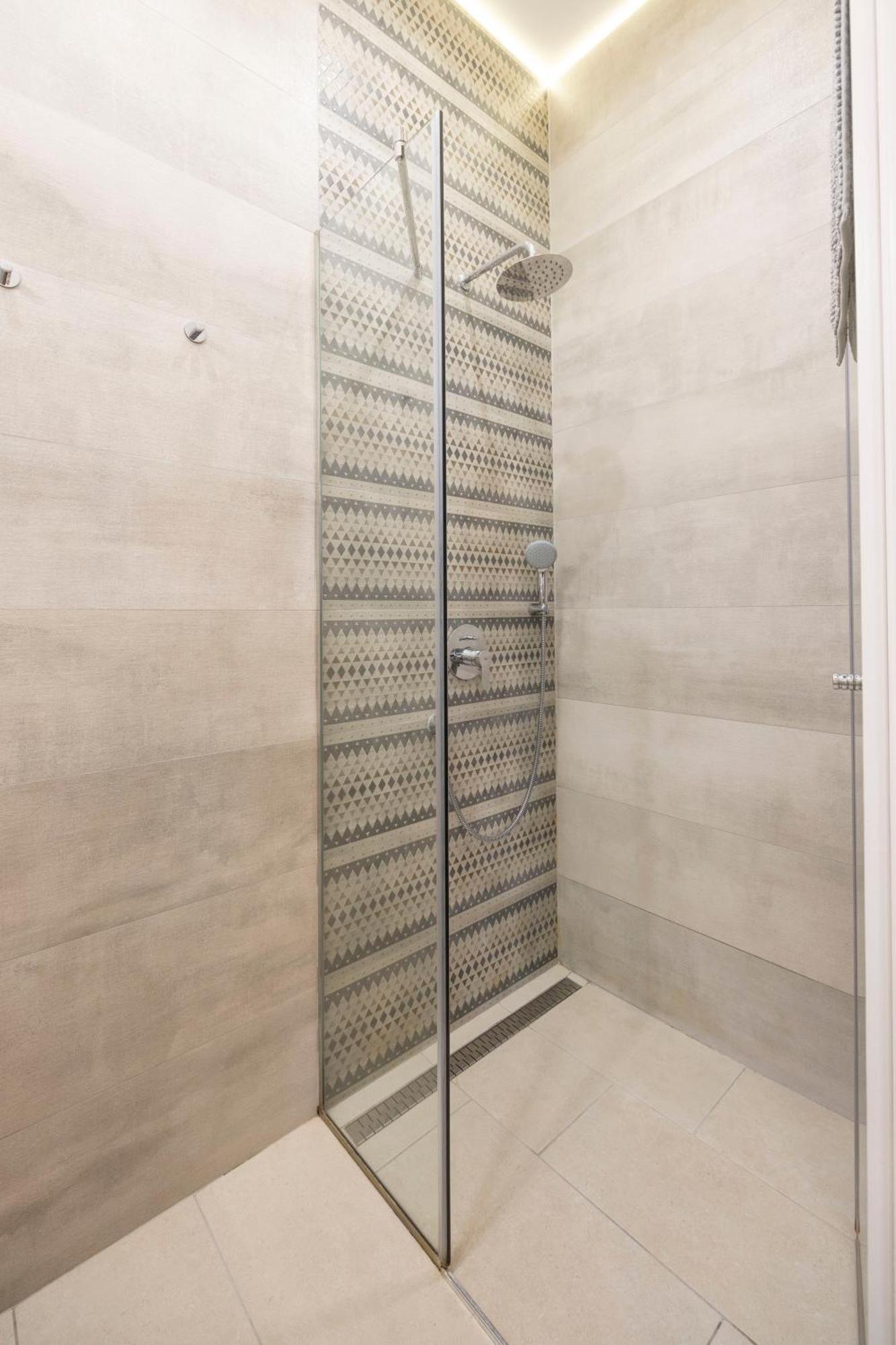 Luxury Quentin 3 Bedrm, 2 Bathrm Apartment