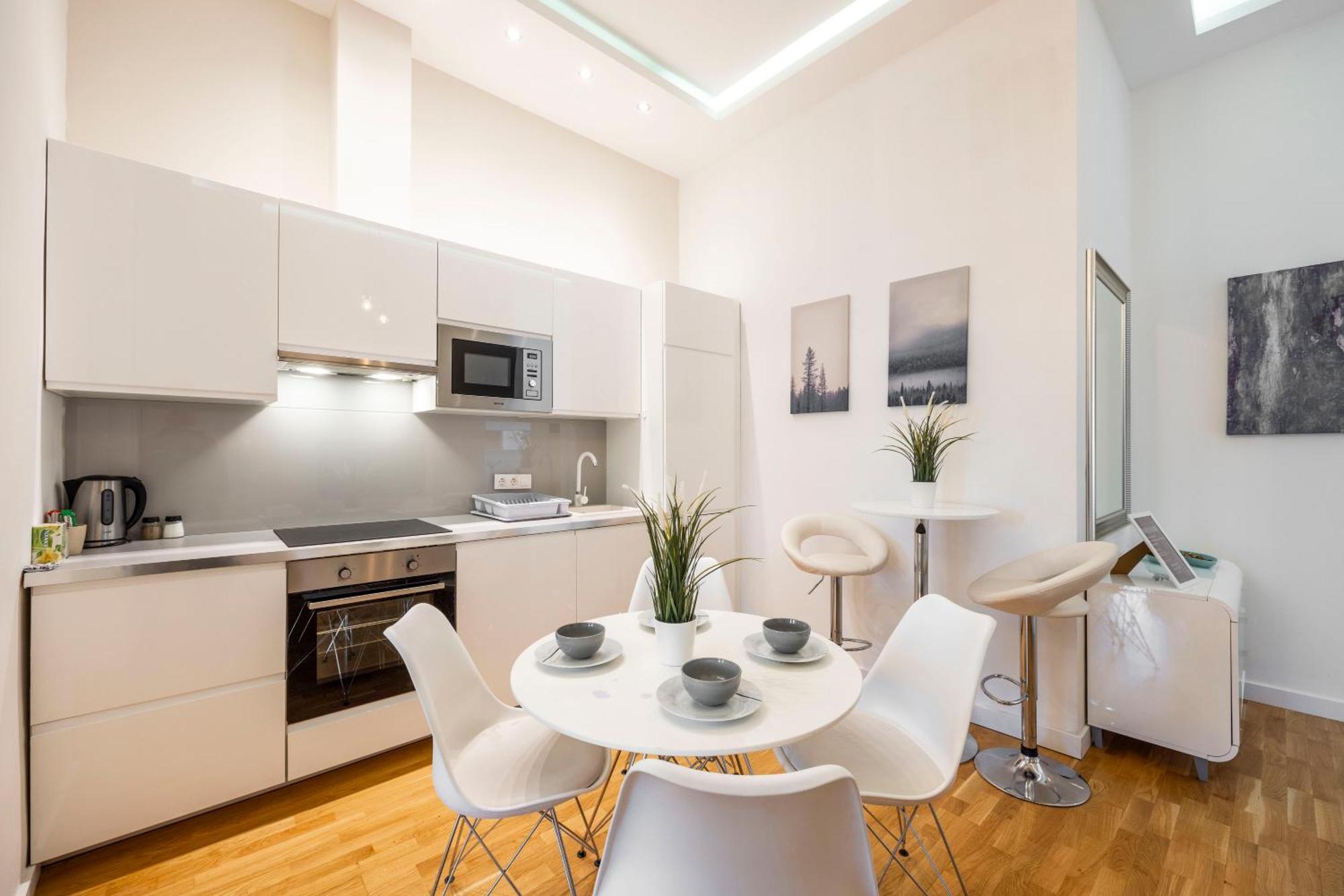 Luxury Quentin 3 Bedrm, 2 Bathrm Apartment *