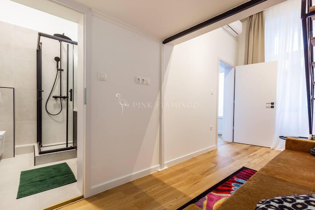 Elegant Near Hungarian Museum By Pink Flamingo Budapest