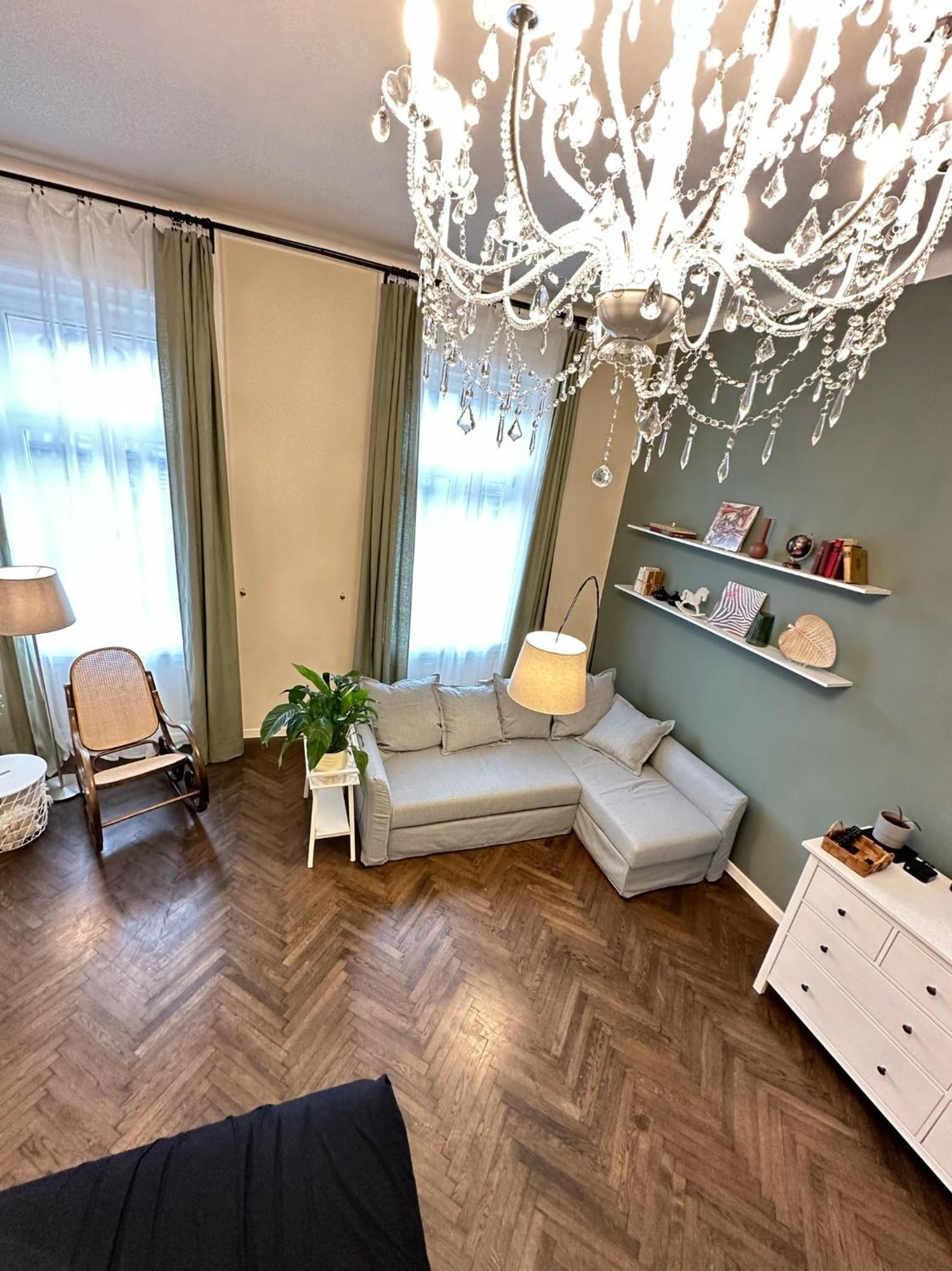 The Spot With Chair - Cozy Space Near Danube Lägenhet
