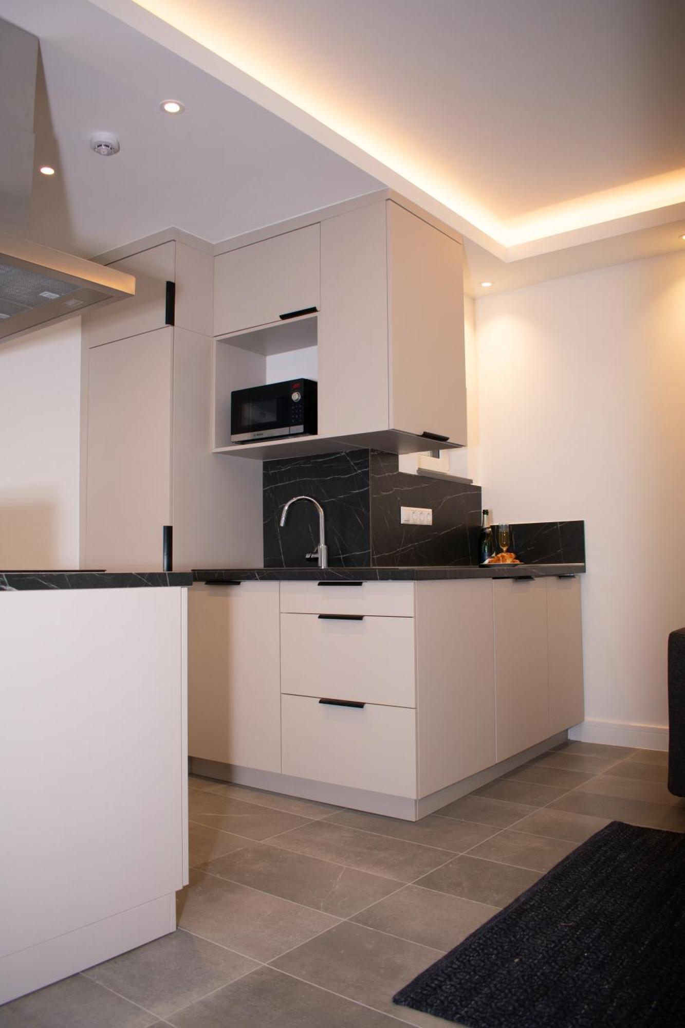 Luxury Cozy 2 Bdr Downtown Apt.5 *