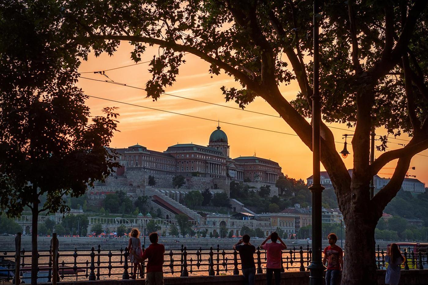Szabadság Tér *