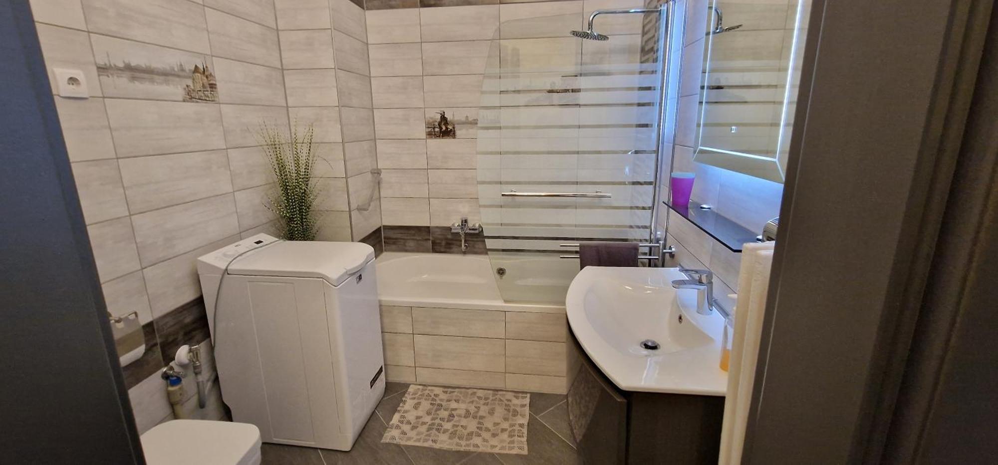 Extra Sok Szobas Apartman Kozpontjaban Apartamento *