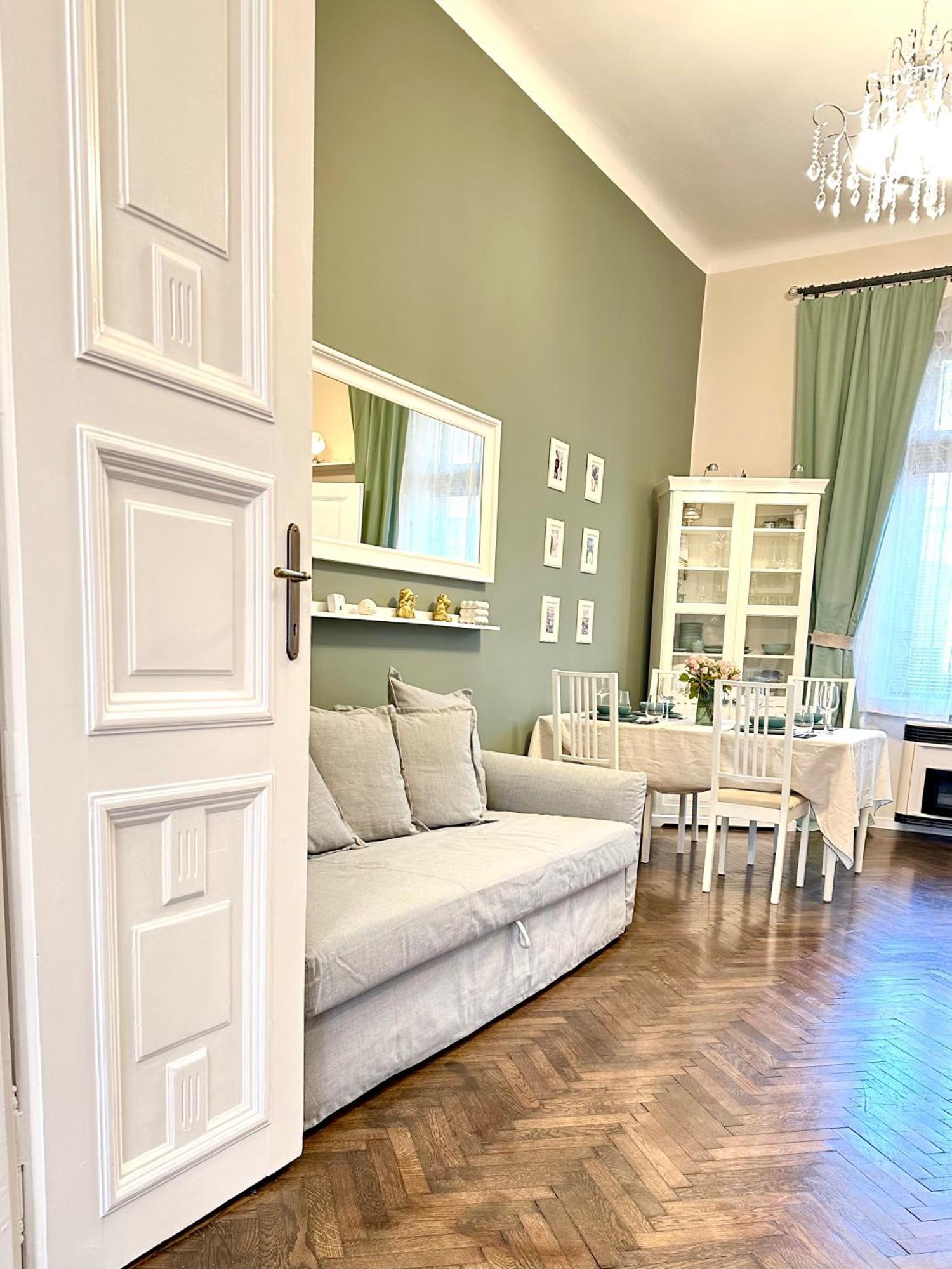 The Spot With Chair - Cozy Space Near Danube Lägenhet