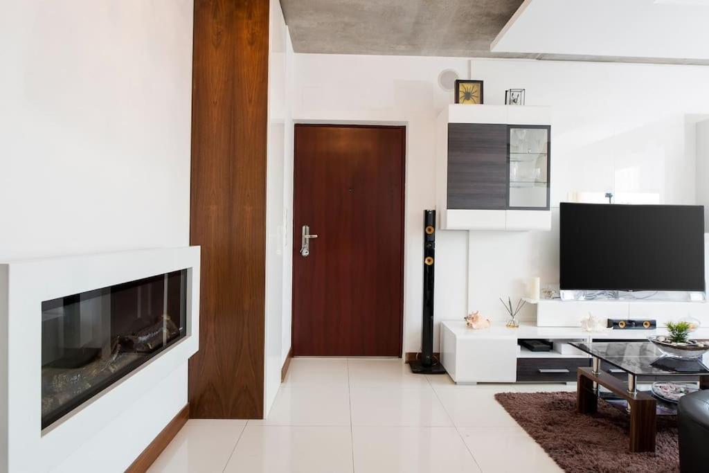 Orangehomes One Bedroom With Fireplace