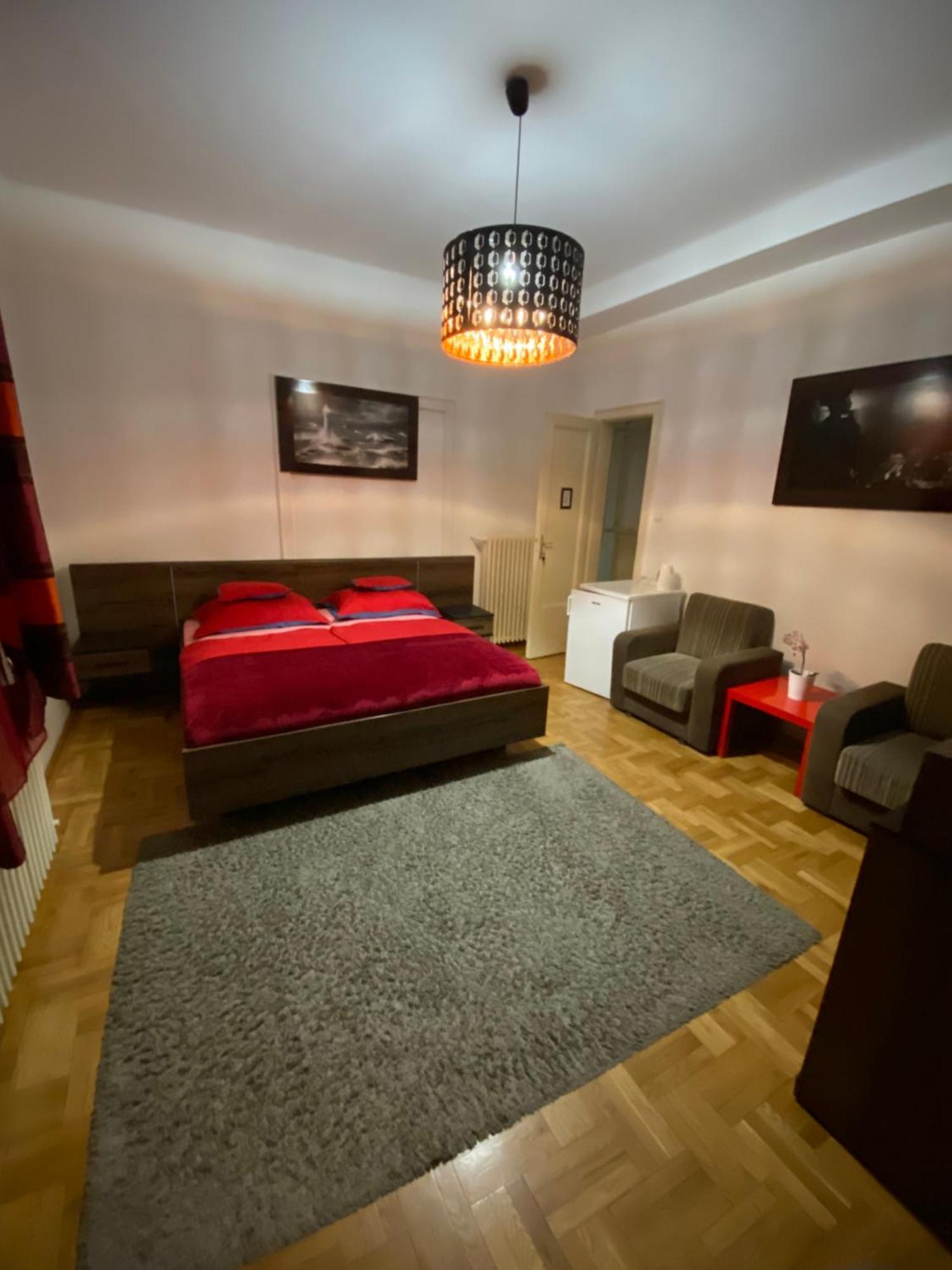 & And Center Budapest