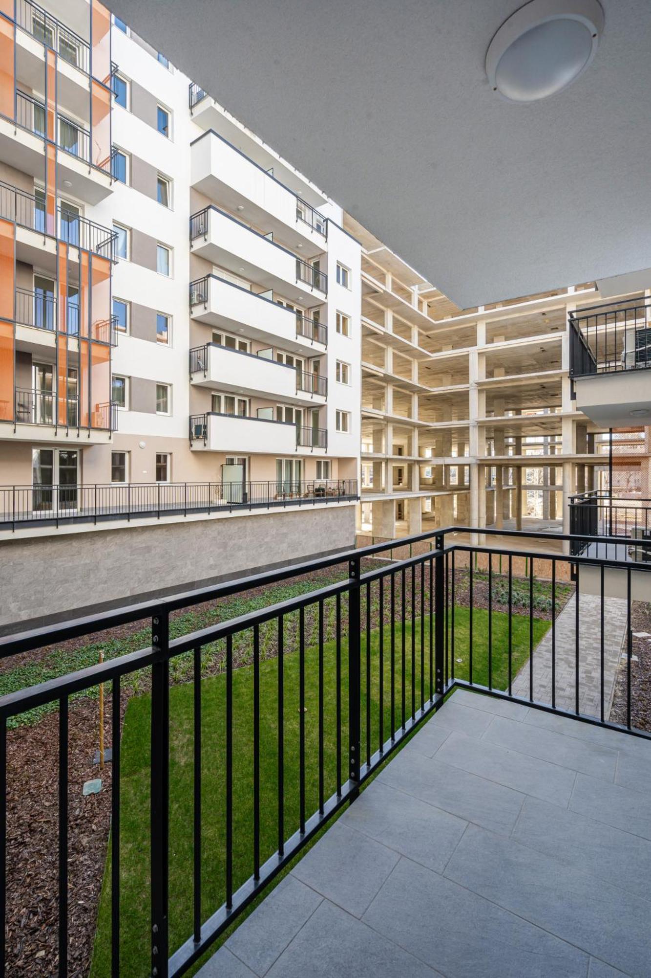 Heroes Square Apartment *
