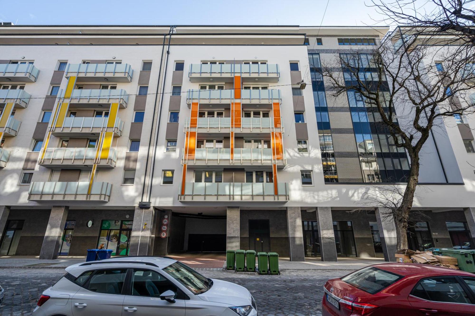 Heroes Square Apartment *