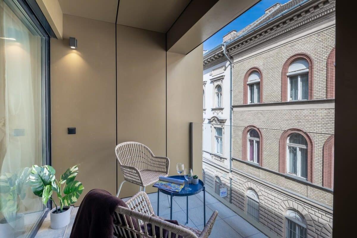 Modern In Authentic Area Apartment *