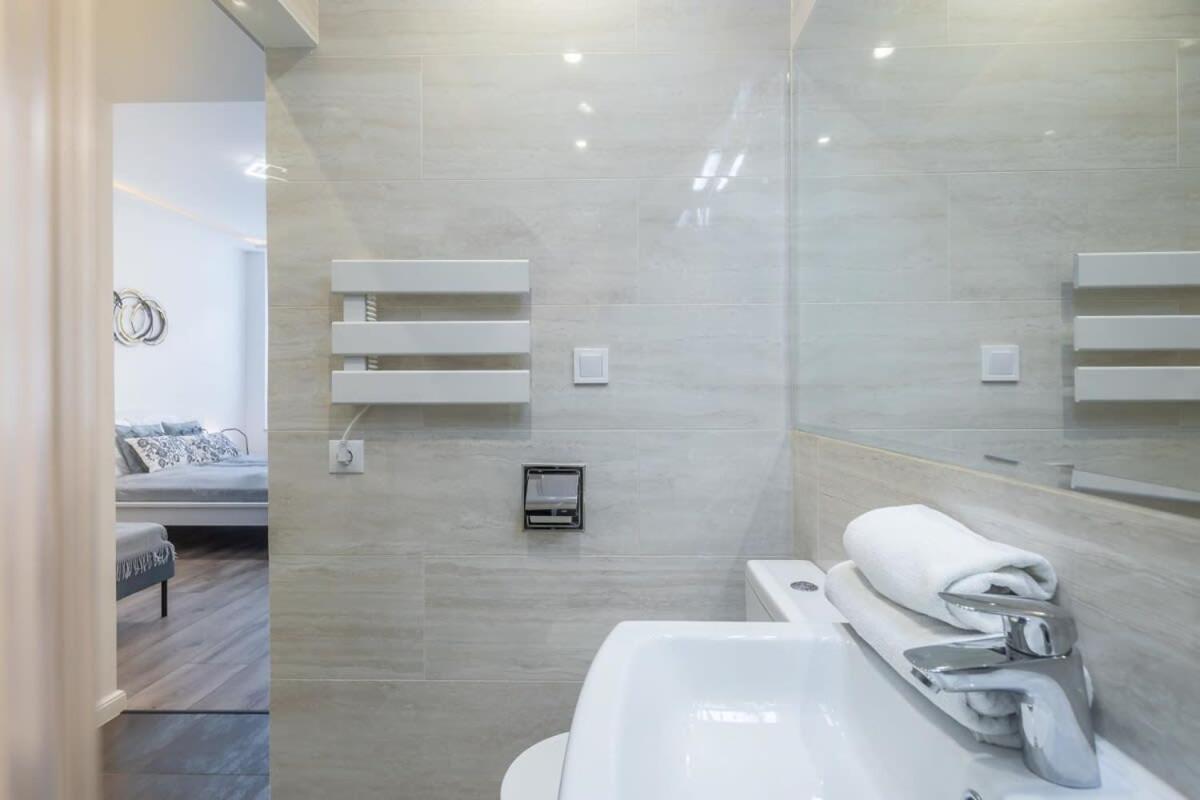 Modern In Downtown Area *