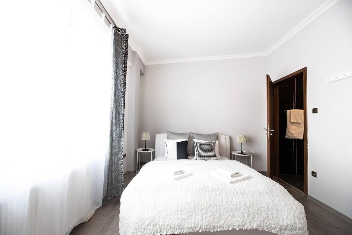 Ultra Large With Ac And Balcony Apartment