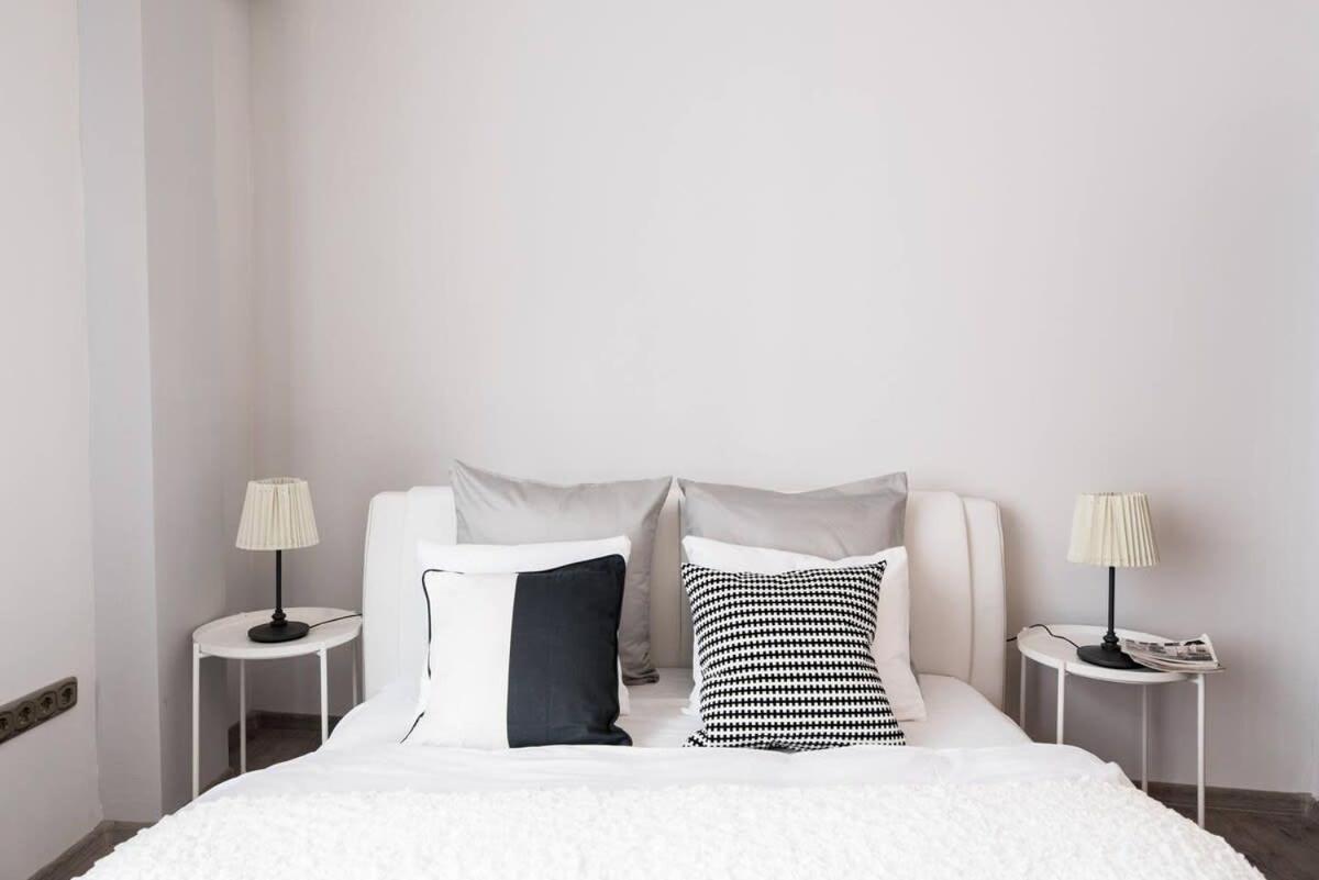 Ultra Large With Ac And Balcony Apartment *