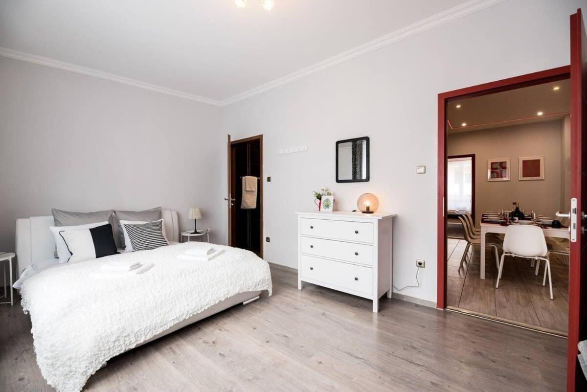 Ultra Large With Ac And Balcony *