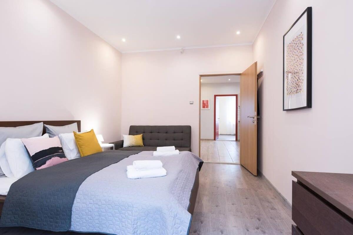 Ultra Large With Ac And Balcony Apartment *