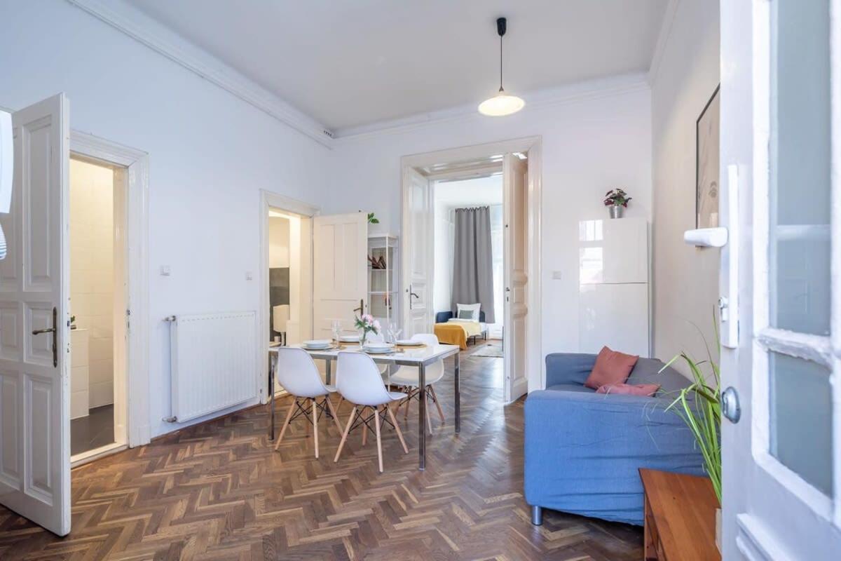 Spacious Apartment *