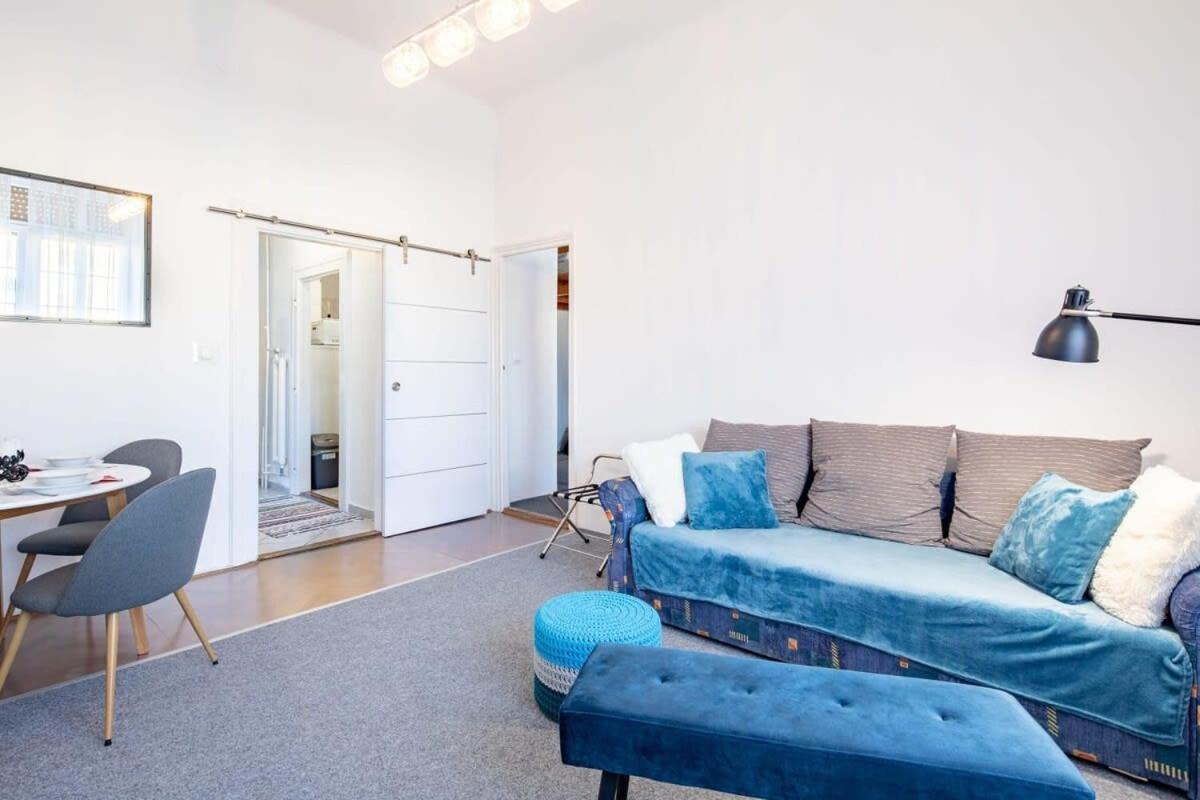 Historic Grace, Classical At Corvin Apartmán *