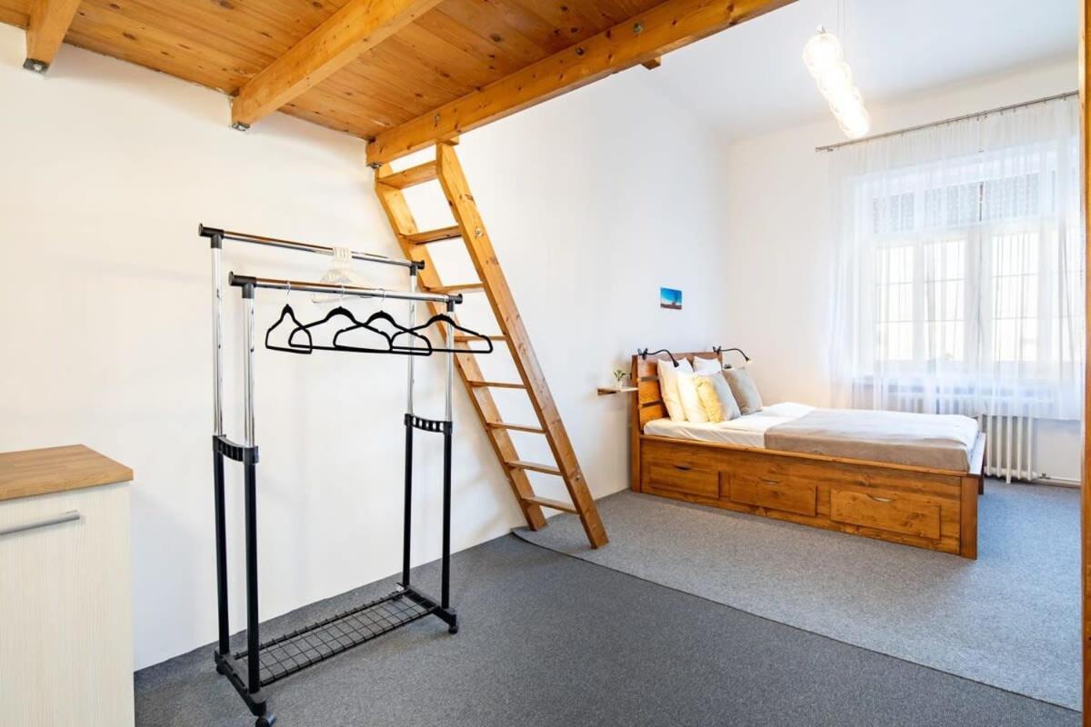 Historic Grace, Classical At Corvin Apartmán Budapest