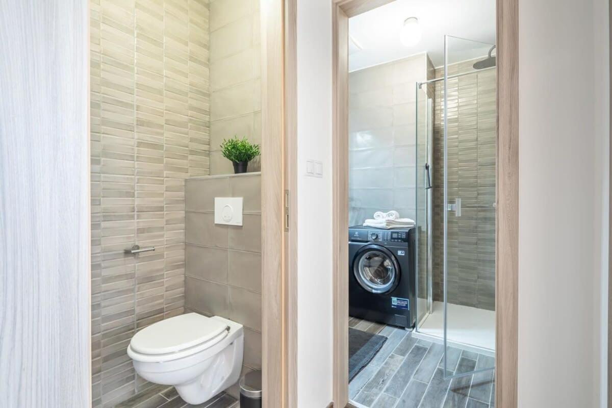 Balcony - Easy Parking - Comfy Apartment *