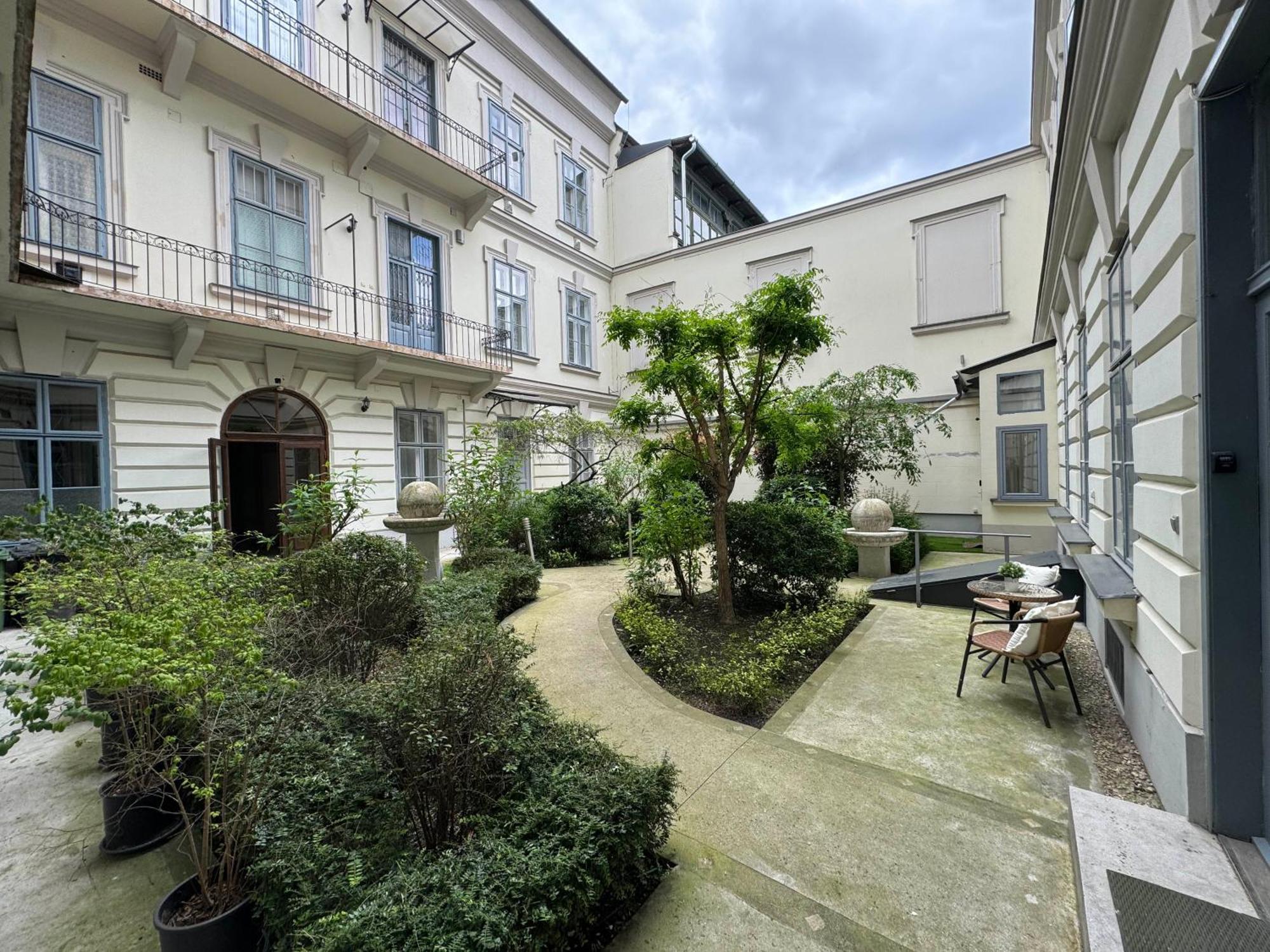 Hidden Gem With Terrace On The Andrassy Fashion Road Apartment