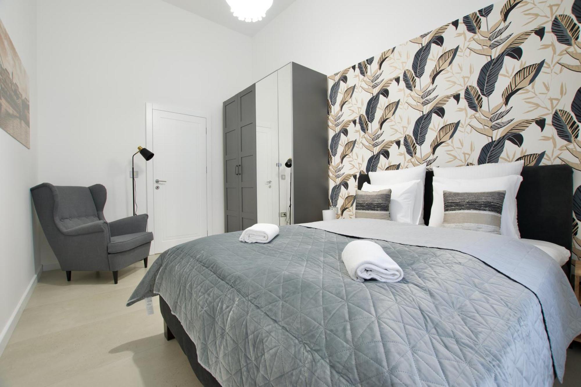 Premium By Hi5- Near New York Cafe Budapest