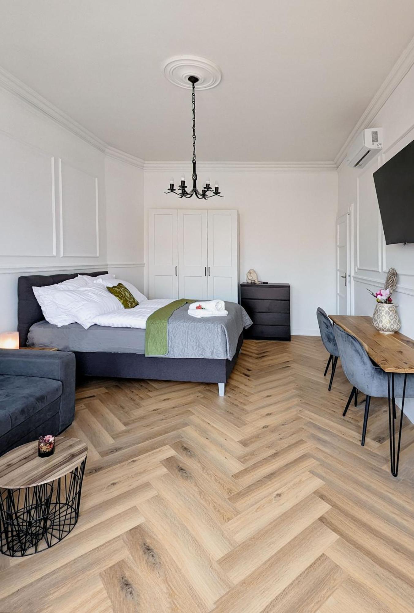 Pedestrian Apartment, The Location *