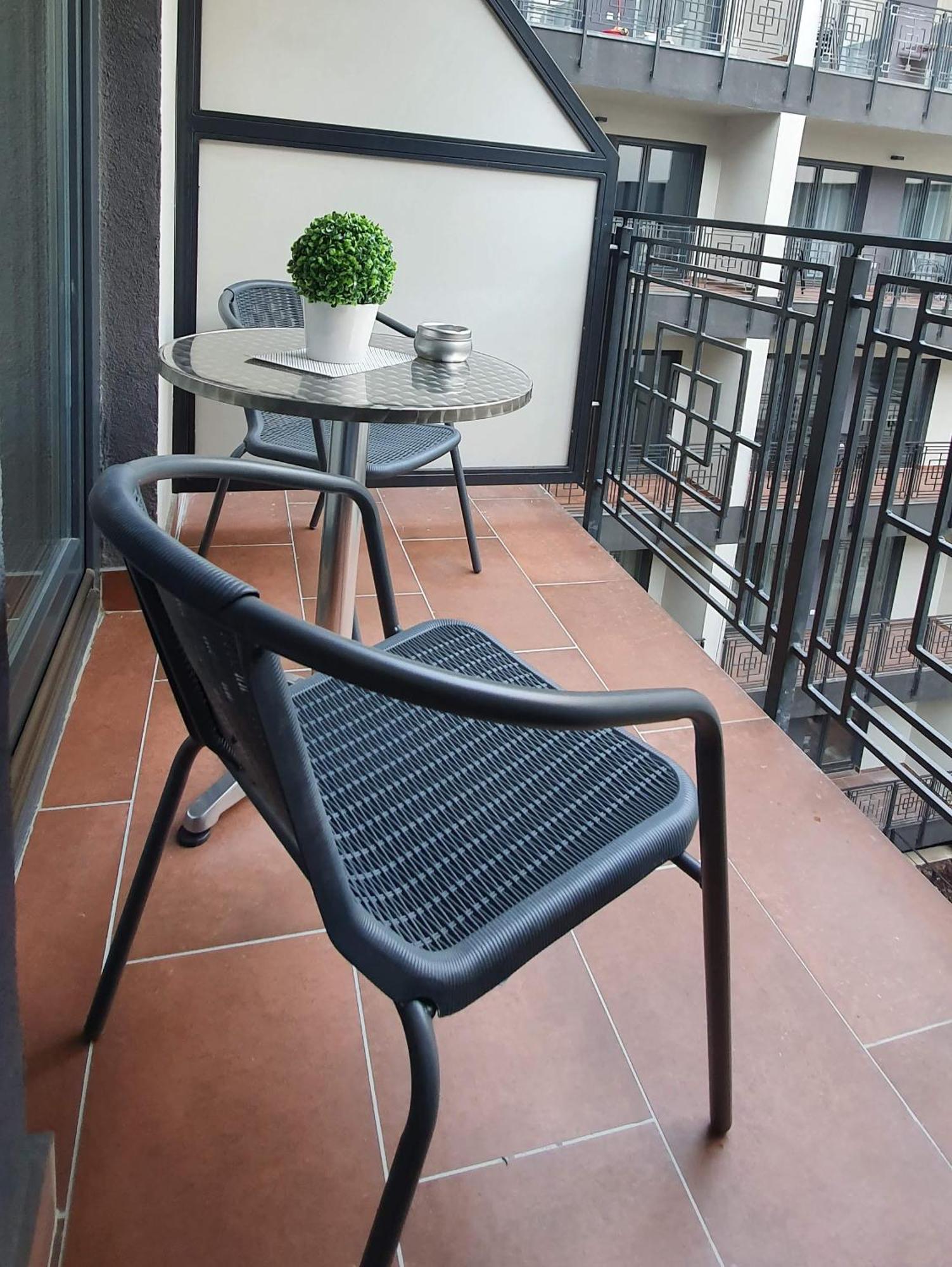 Royal In The Center With Free Parking! Apartman