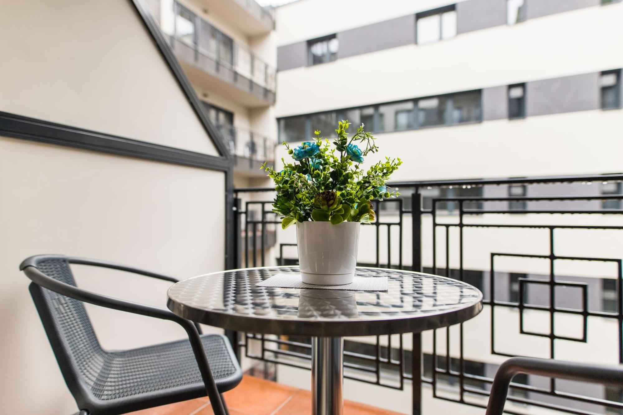 Royal In The Center With Free Parking! Apartman *