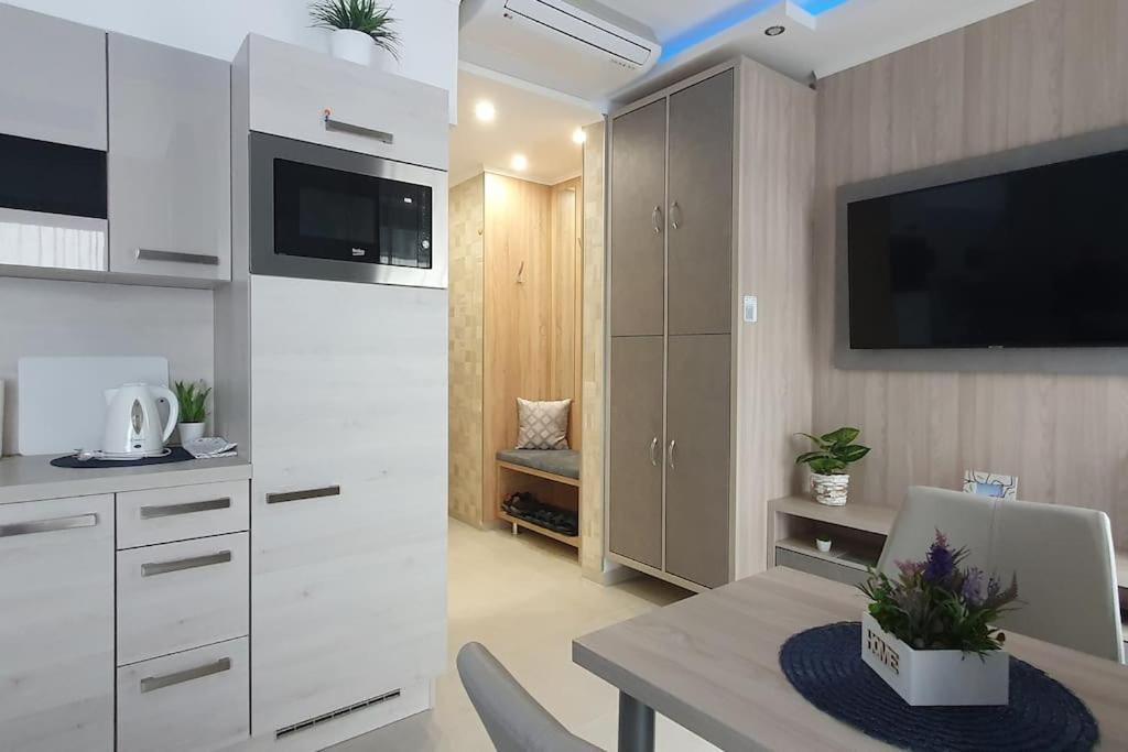 Royal In The Center With Free Parking! Apartman